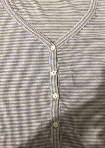 Mor beyaz düğmeli bluz - Görsel 4