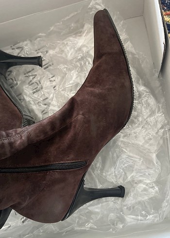 Kahverengi Süet Nakışlı Topuklu Çizme - Görsel 4