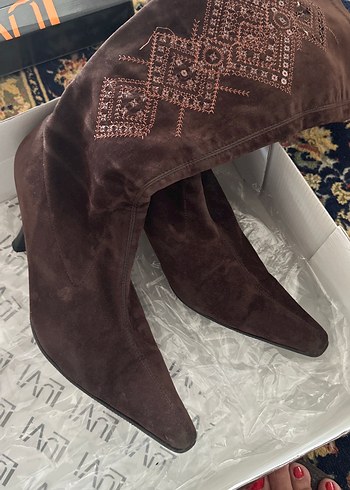 Kahverengi Süet Nakışlı Topuklu Çizme - Görsel 6