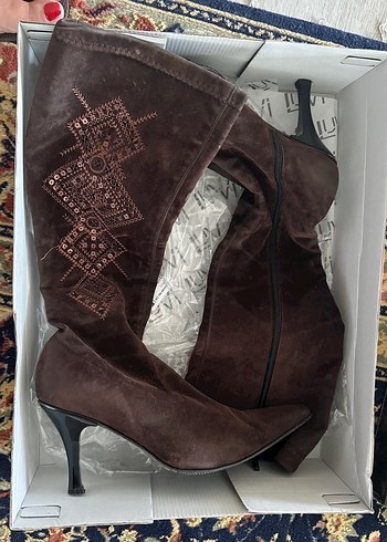 Kahverengi Süet Nakışlı Topuklu Çizme - Görsel 8