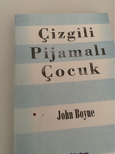 Çizgili pijamalı çocuk