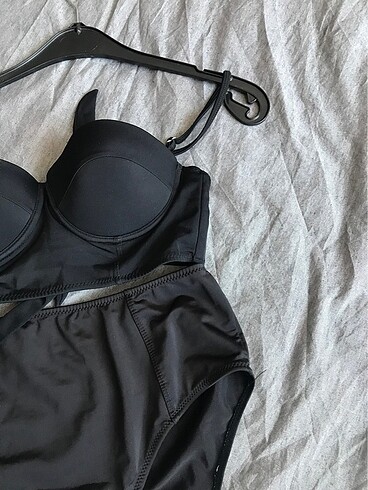 Trendyol & Milla Siyah yüksek bel bikini dolgulu