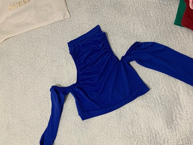 lavivert omuzlari acik crop