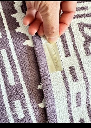 Siyah Nakışlı Geleneksel Halı - Görsel 4