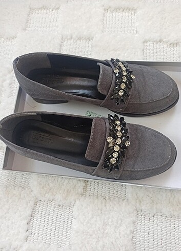 Gri süet taşlı loafer ayakkabı 