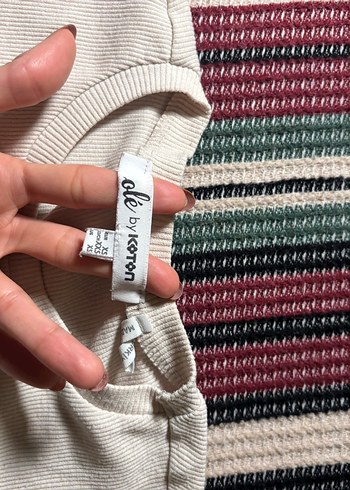 Krem ve Siyah Kısa Kollu Tişört - Görsel 3