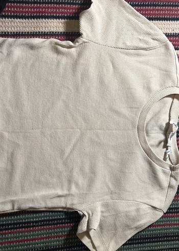 Krem ve Siyah Kısa Kollu Tişört - Görsel 2