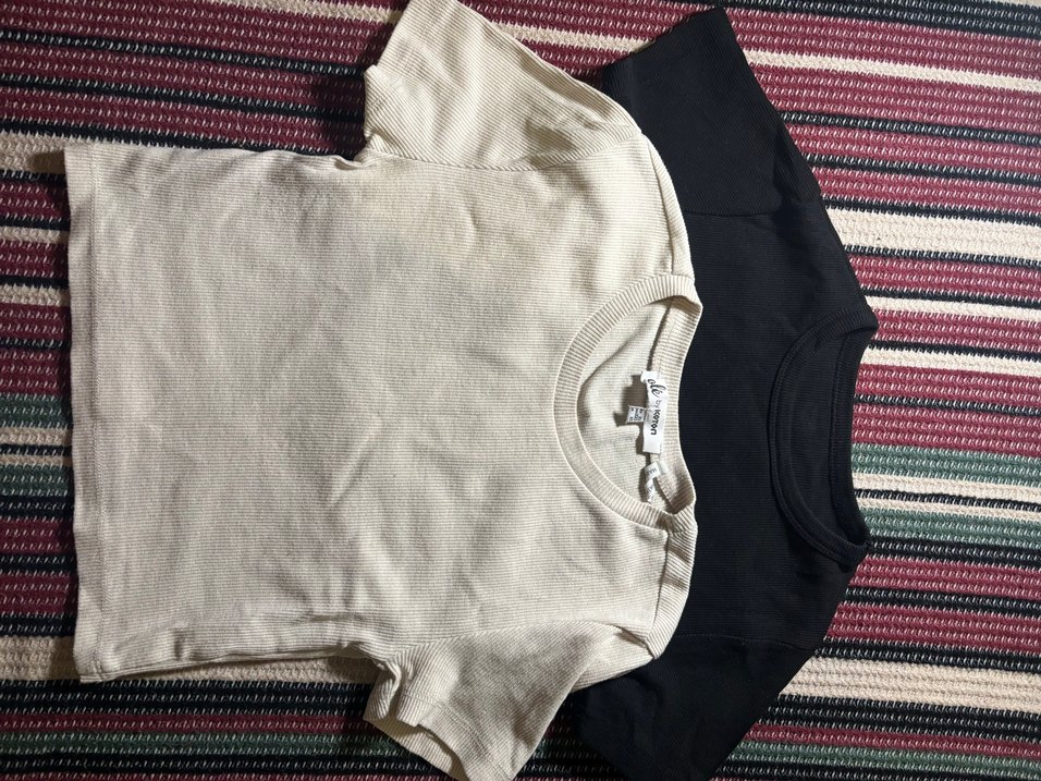 Krem ve Siyah Kısa Kollu Tişört - Görsel 4