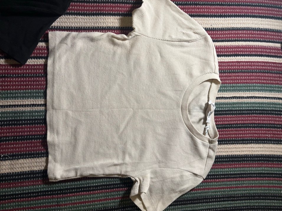 Krem ve Siyah Kısa Kollu Tişört - Görsel 2