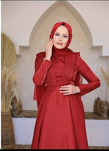 Kırmızı saten elbise