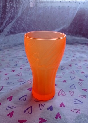 Pembe yeşil ve turuncu renkleri mevcut.orijinal coca Coca-Cola b