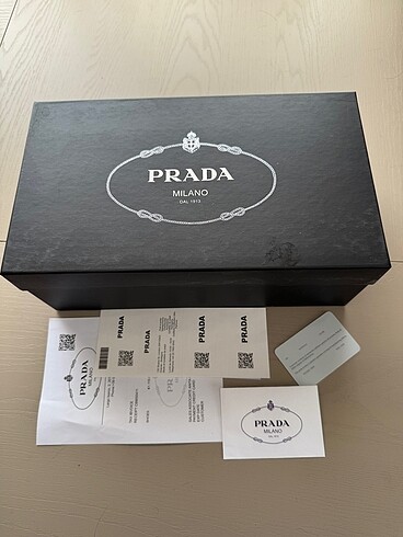 Prada boş ayakkabı kutusu