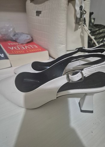 Beyaz Tokalı Kadın Topuklu Stiletto - Görsel 3