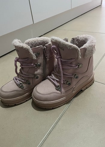 29 Beden Kız Çocuk Pembe Kürklü Tokalı Bot