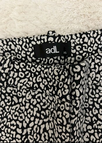 Kadın Beyaz Gri Zebra Desenli Kumaş Pantolon - Görsel 2