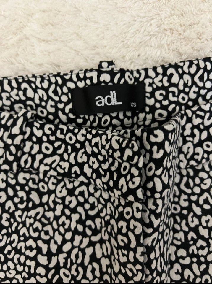 Kadın Beyaz Gri Zebra Desenli Kumaş Pantolon - Görsel 2