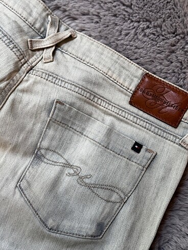 32 Beden mavi Renk Tommy hilfiger jean