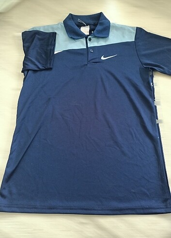 Nike Lakoste yaka tişört 