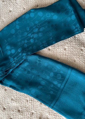 Kadın Lacivert Drapeli Saten Şal - Görsel 3