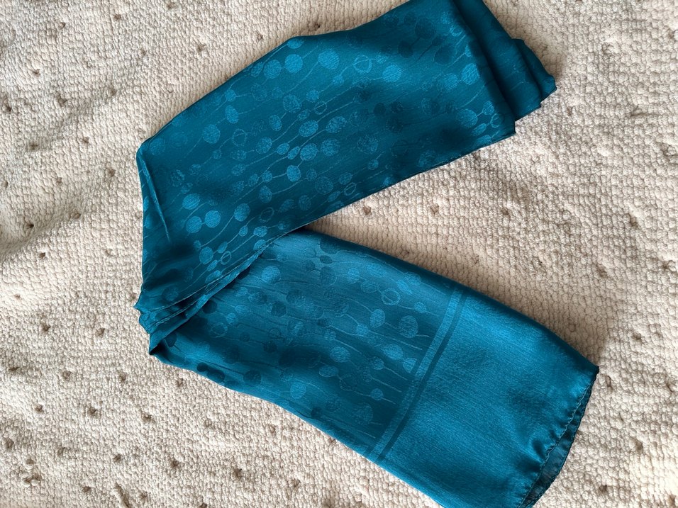 Kadın Lacivert Drapeli Saten Şal - Görsel 3