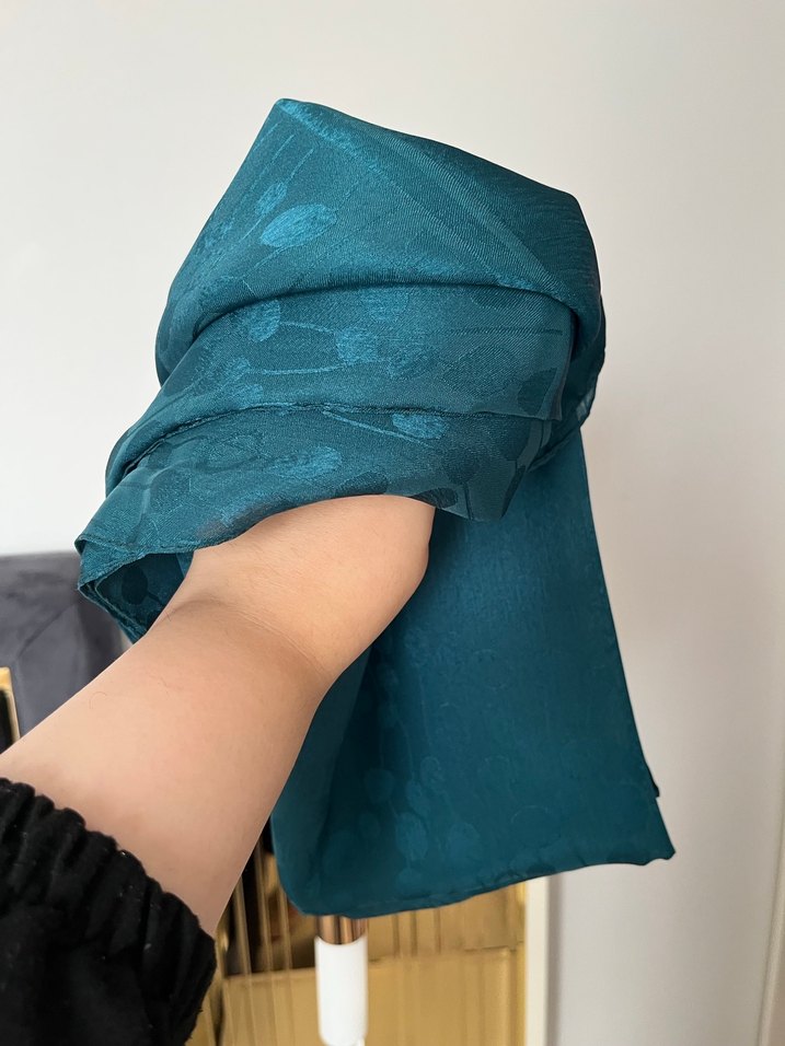 Kadın Lacivert Drapeli Saten Şal - Görsel 2