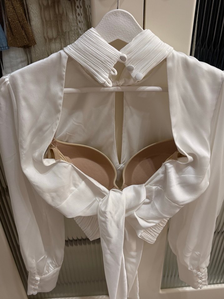 Pliseli Yüksek Yakalı Beyaz Kadın Bluz - Görsel 3