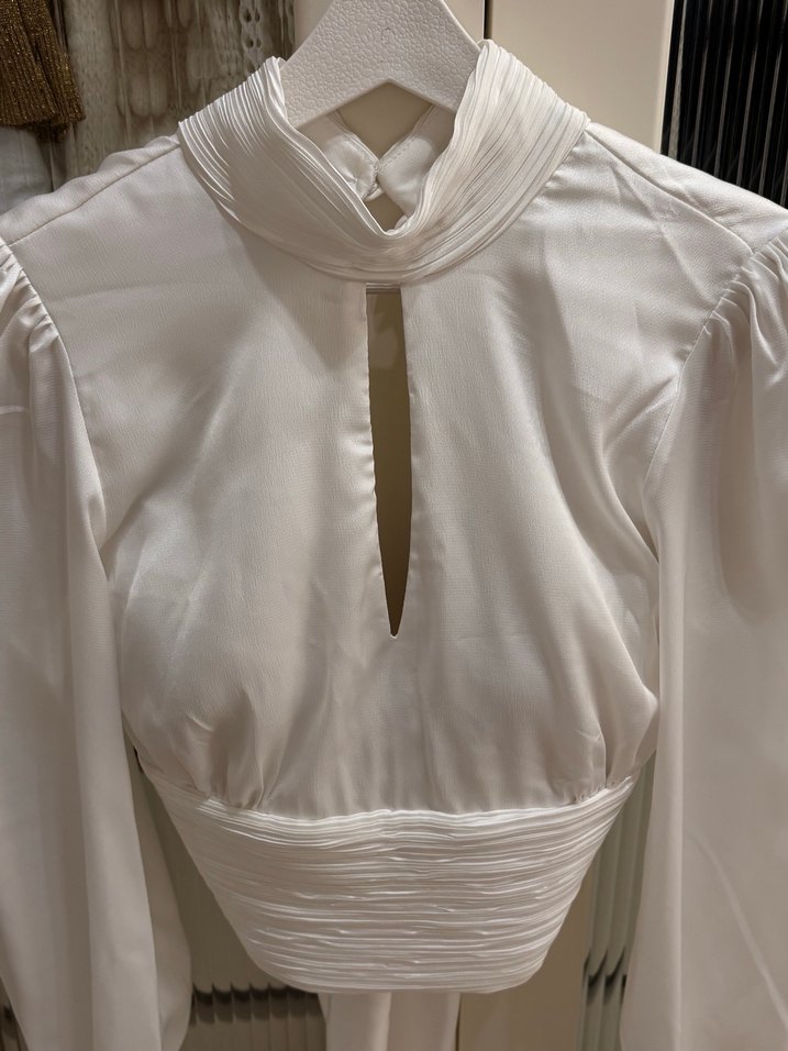 Pliseli Yüksek Yakalı Beyaz Kadın Bluz - Görsel 2