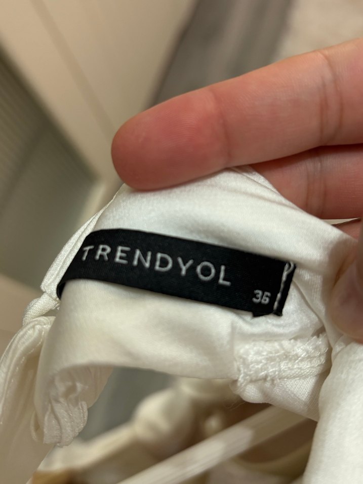 Pliseli Yüksek Yakalı Beyaz Kadın Bluz - Görsel 4