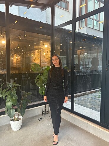 s Beden Vücudu saran siyah parlak elbise S beden