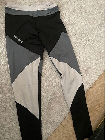 Nike Tayt