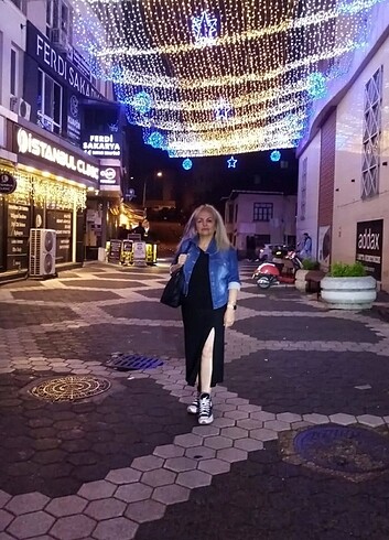 Siyah derin yırtmaçlı harika etek.