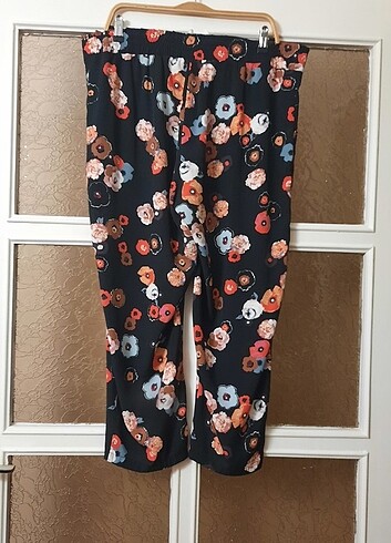 Mango Siyah,çiçek desenli,yepyeni pantolon.