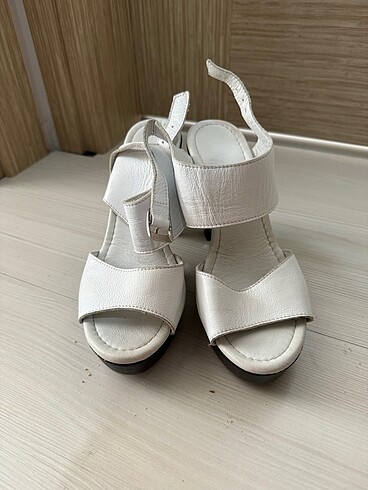 Zara Beyaz topuklu ayakkabı