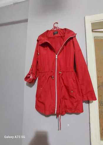 kırmızı yağmurluk - Görsel 4