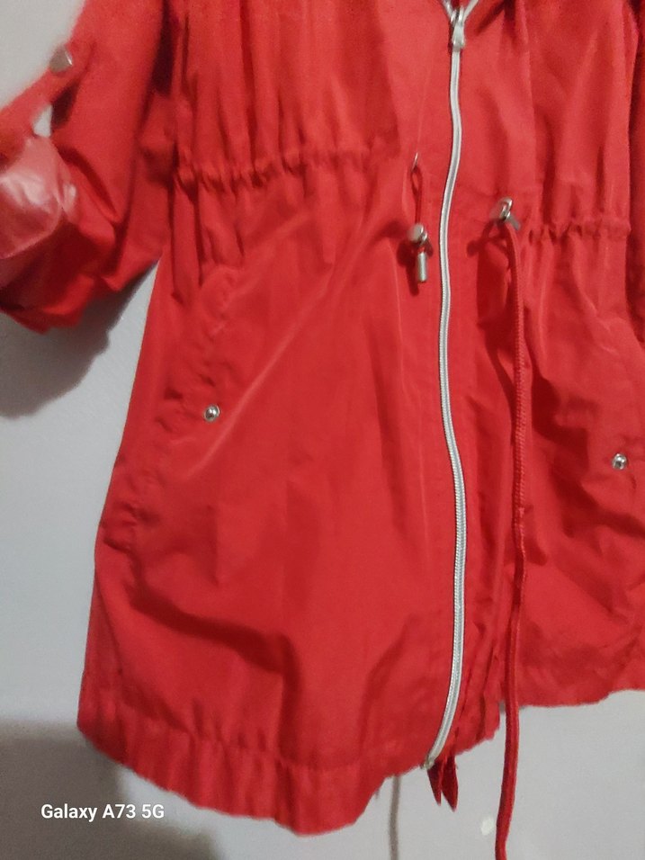 kırmızı yağmurluk - Görsel 3