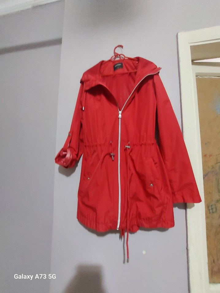 kırmızı yağmurluk - Görsel 4