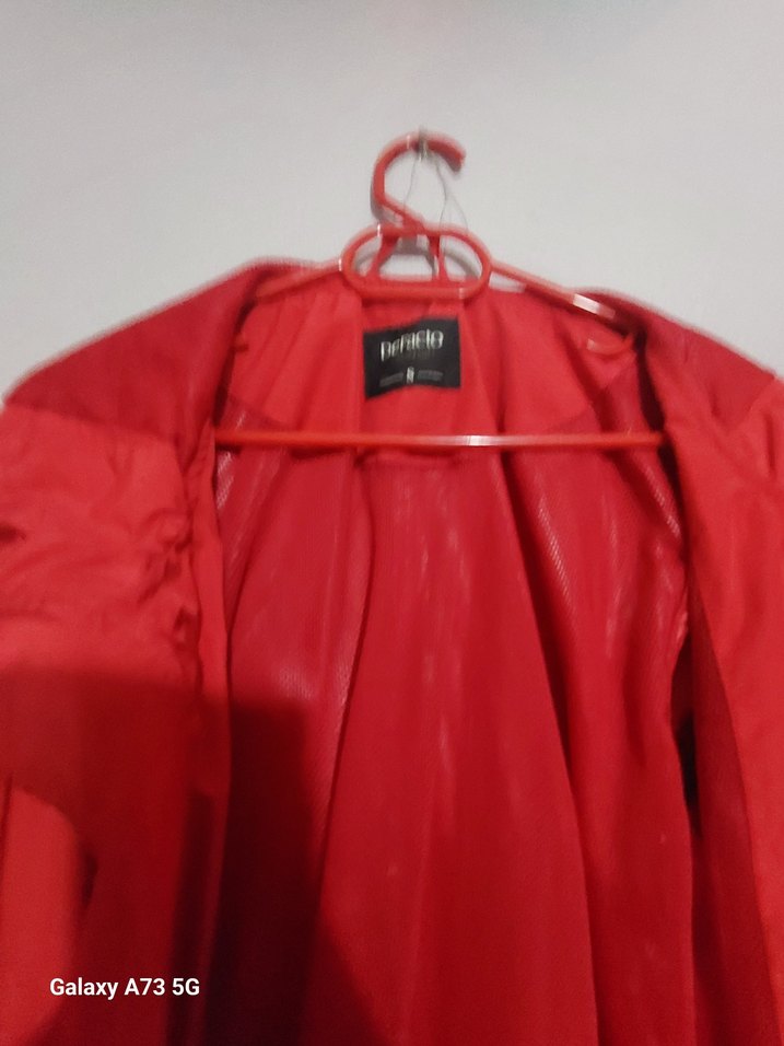 kırmızı yağmurluk - Görsel 2