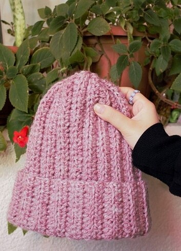 Pembe örgü kış beresi
