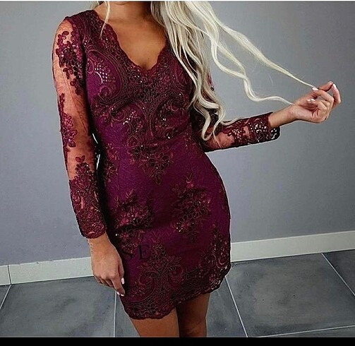 Kısa bordo elbise