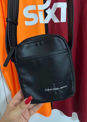 Calvin Klein Siyah Deri Kadın Çapraz Çanta