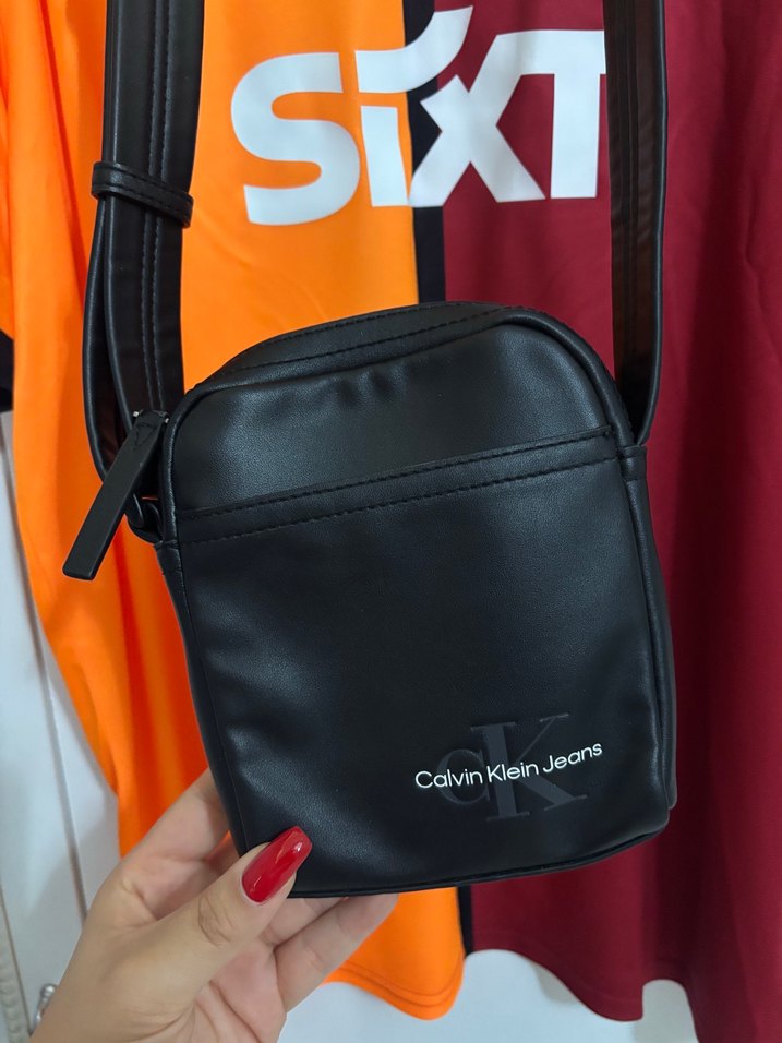 Calvin Klein Siyah Deri Kadın Çapraz Çanta - Görsel 2