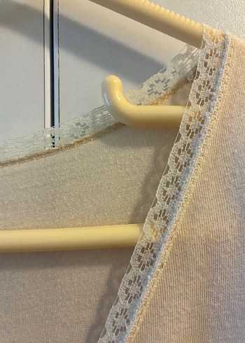 Beyaz V Yaka Kısa Kollu Bluz - Görsel 3