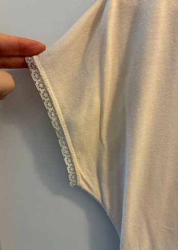 Beyaz V Yaka Kısa Kollu Bluz - Görsel 4