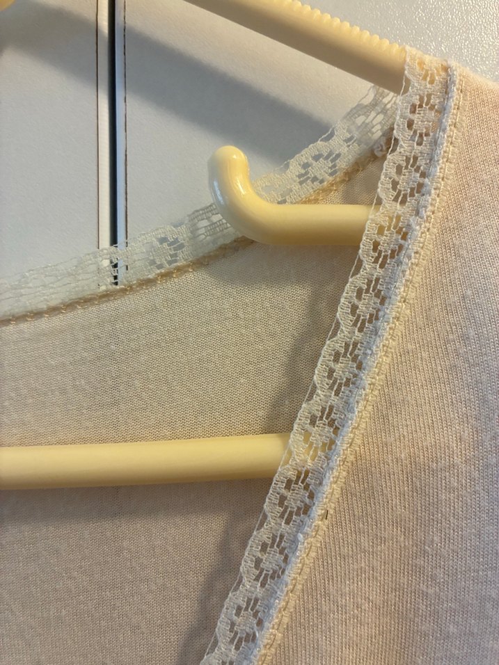 Beyaz V Yaka Kısa Kollu Bluz - Görsel 3