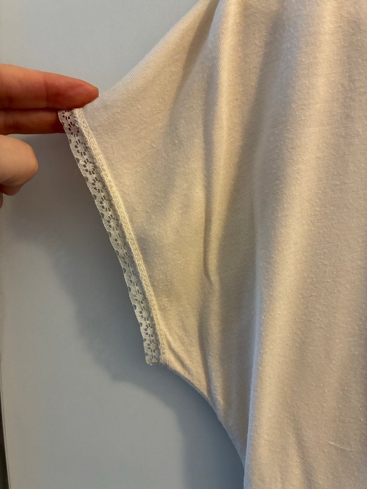 Beyaz V Yaka Kısa Kollu Bluz - Görsel 4