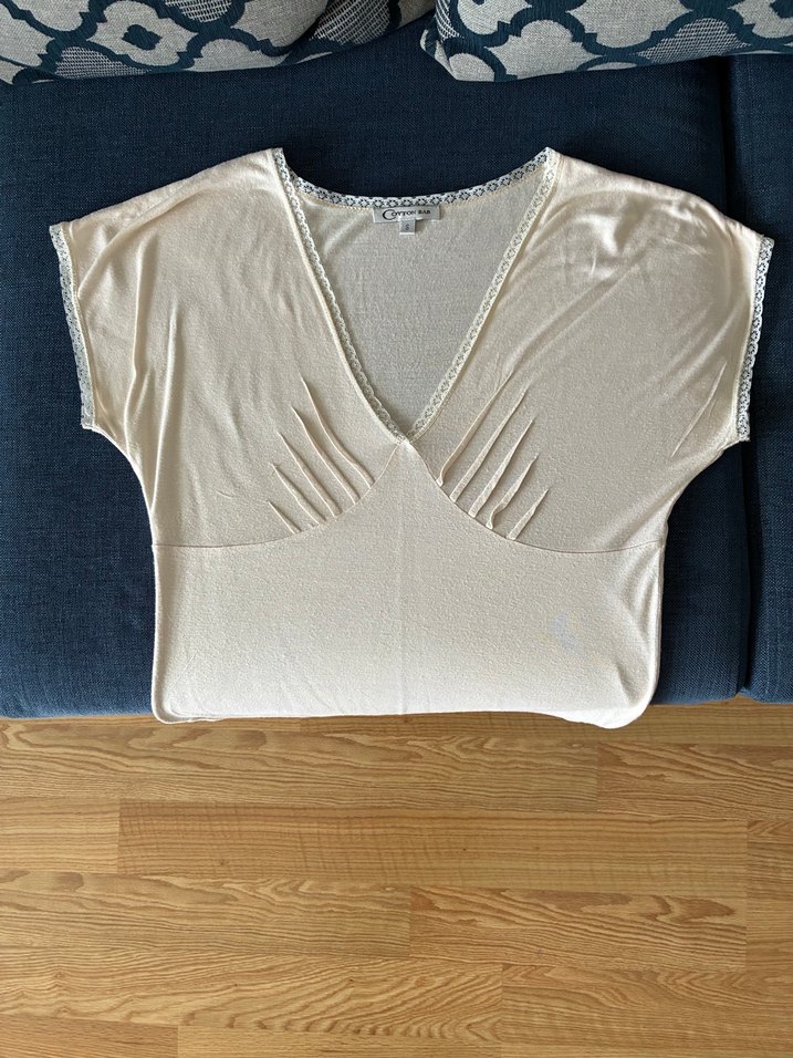 Beyaz V Yaka Kısa Kollu Bluz - Görsel 2