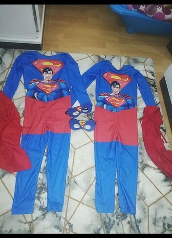 İki superman kostumu maskeler ve pelerini de war 1 kez gıyıldı t