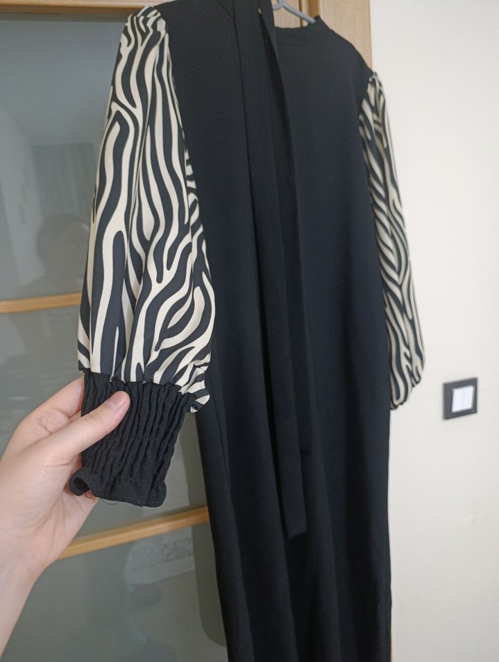 Zebra Desenli Uzun Kollu Siyah Elbise - Görsel 2