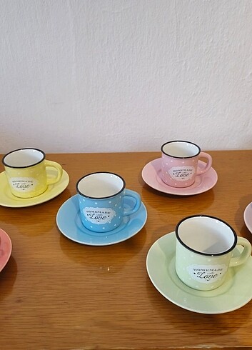 Pastel renkli türk kahvesi fincanı