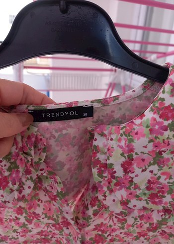 LC Waikiki Pembe Desenli V Yakalı Kadın Gömlek